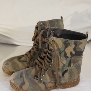 Womens camoflauge combat boots